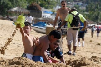 Masivas salidas por la Semana Santa dejan de lado los tradicionales actos religiosos en México y América Latina.