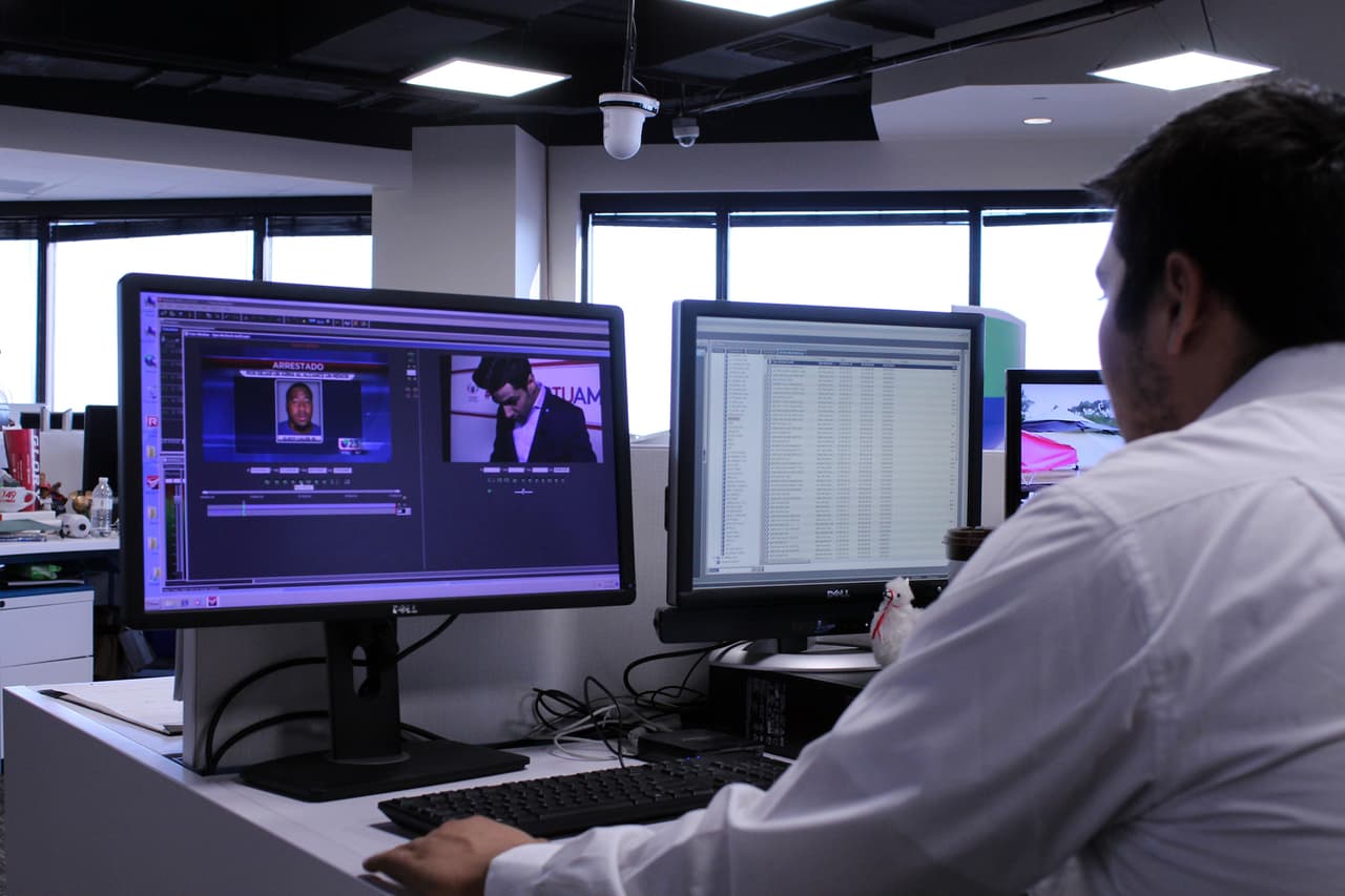 Ahora, Alejandro Jiménez ayudando en la edición.