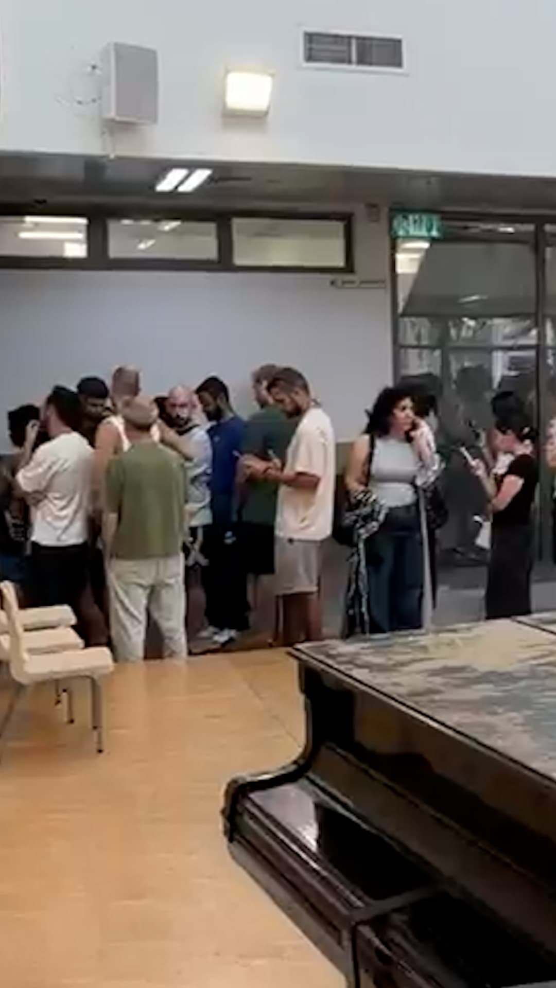 Miles de israelíes viajan desde el extranjero para votar, mientras Netanyahu llama a sus simpatizantes a las urnas