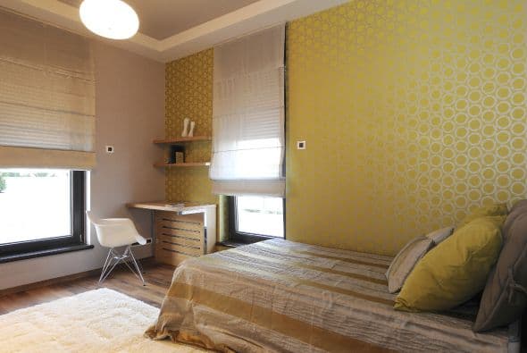 Escritorio todoterreno. Colocar un pequeño escritorio junto a tu cama te será doblemente útil. No solo sirve como mesita de noche, sino que si le añades una pequeña silla, también puedes utilizarlo como superficie de trabajo. Busca que el mueble sea en pequeña escala.