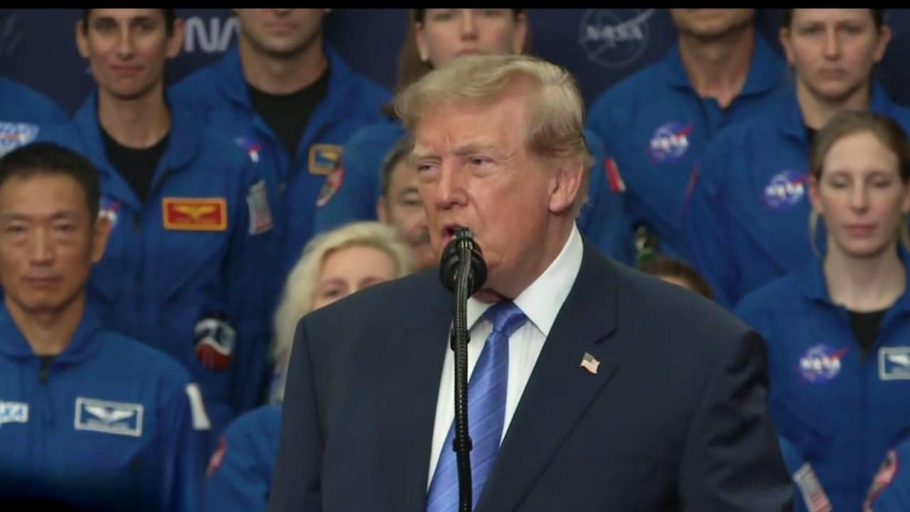 Donald Trump visita el Centro Espacial Johnson de Houston para homenajear a la tripulación de Artemis II