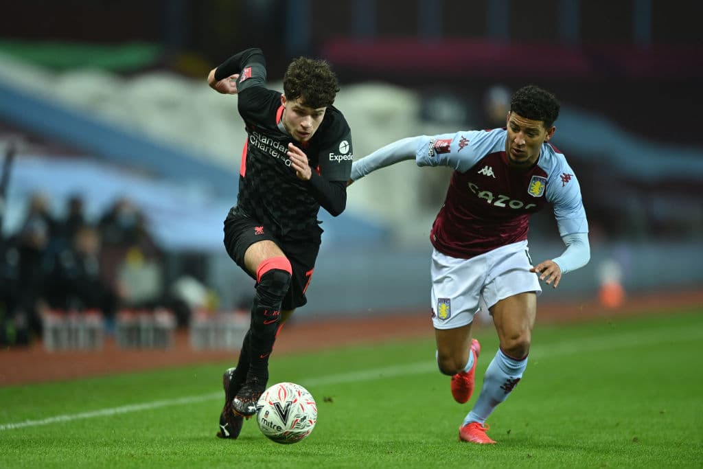 Mané (4, 63’), Wijnaldum (60’) y Salah (65’) se ‘sirvieron con la cuchara grande’ en la goliza 4-1 al Aston Villa; Barry (41’) descontaba para los locales.