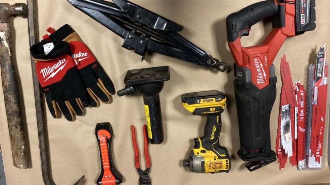 Arrestan otra vez a mujer fichada por robo de convertidores catalíticos en Santa Rosa
