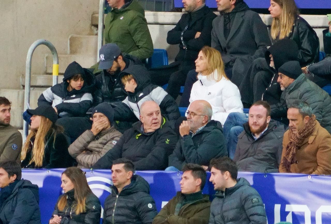 Piqué fue captado con los menores en un partido del equipo de fútbol del club Andorra contra el Club Deportivo Lugo.
<br>