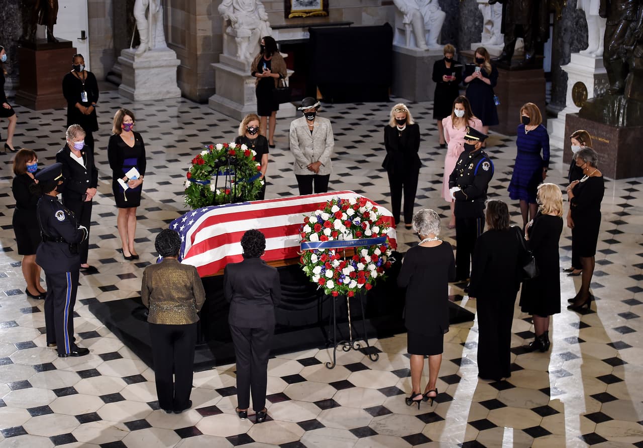 Un grupo de congresistas rodea el féretro con los restos de Ginsburg en el Capitolio. La jueza murió el 18 de septiembre, a sus 87 años. Fue la segunda mujer en ser magistrada del Máximo Tribunal y fue clave en la legalización del matrimonio igualitario en Estados Unidos, entre otros logros para las causas liberales. 
<br>