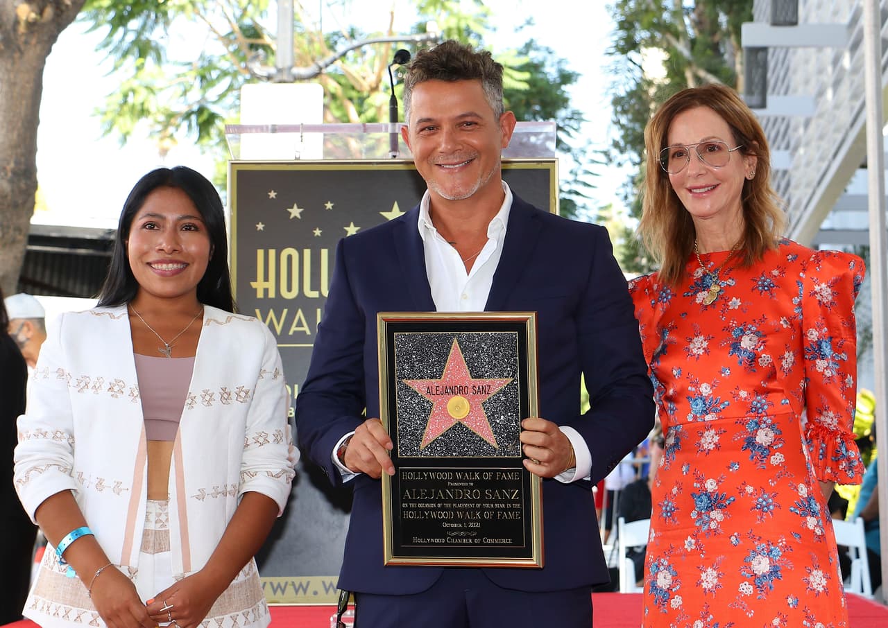 Ante la pregunta de por qué estaba ahí la oaxaqueña, el propio intérprete de 'Pisando fuerte' fue el encargado de despejar la incógnita. 
<br>