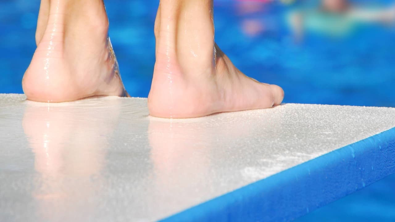 Niño en condición extremadamente crítica tras ser rescatado de una piscina en Phoenix