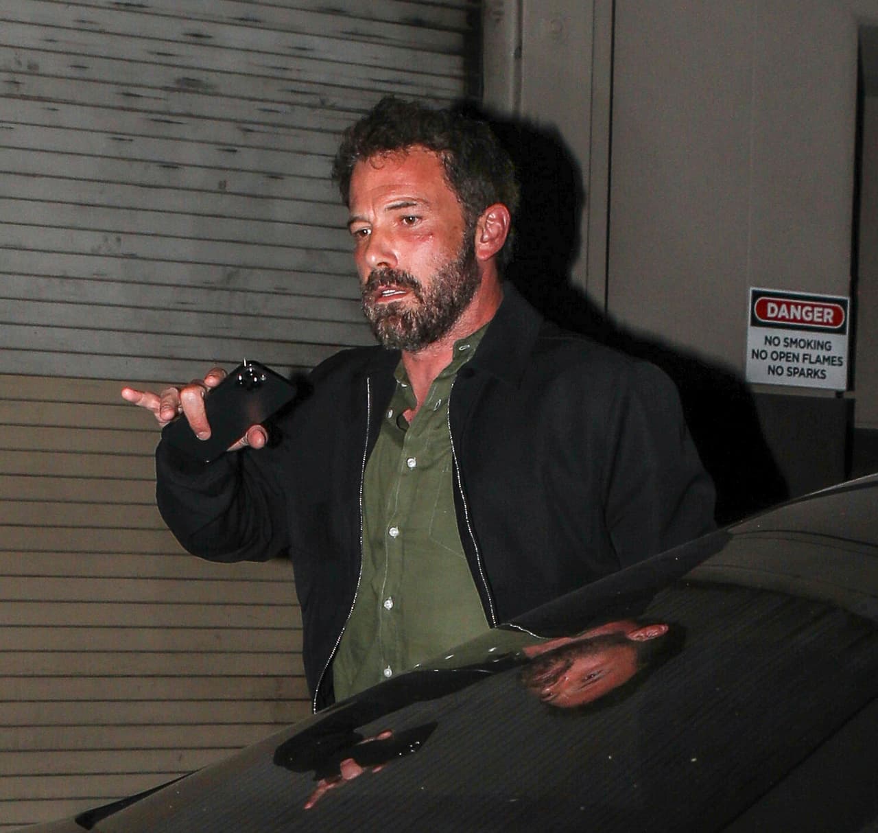 Hasta ahora se desconoce si la pareja vive aún de manera separada o si ya comparten hogar. Ella ha sido vista 
<b><a href="https://www.univision.com/shows/el-gordo-y-la-flaca/esta-es-la-casa-de-jlo-de-28-millones-de-dolares-la-cual-podria-ser-su-nido-de-amor-con-ben-affleck-video" target="_blank">entrando y saliendo de la residencia de Affleck</a></b> en varias ocasiones. 
<br>