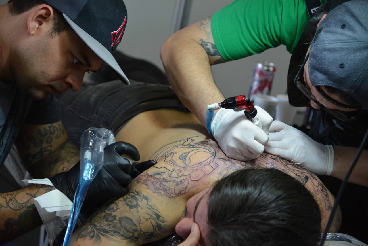 Los asistentes tuvieron la oportudidad de ser tatuados por sus artistas preferidos.