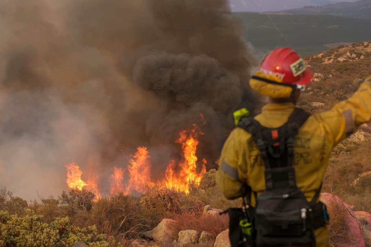 Incendios, amenazas de apagones y récords históricos de temperaturas: una ola de calor extrema castiga California