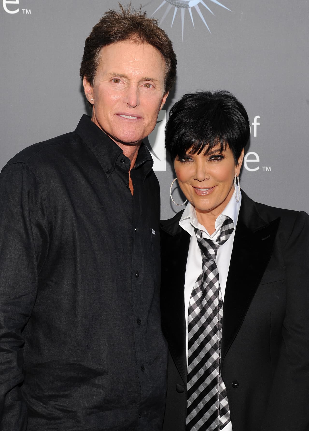 La matriarca de las Kardashian, Kris Jenner, se casó con Bruce Jenner quien al aceptar la unión de convirtió en el padrastro de las hermanas Kardashian.