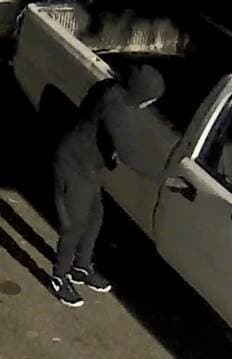 En fotos: Roban auto clásico y buscan a los sospechosos.Los detectives de la División Westover del Departamento de Policía de Charlotte-Mecklenburg están solicitando la asistencia del público para identificar la participación de los sospechosos en el robo de un auto clásico. De acuerdo a la policía, un sospechoso cortó la cerradura de una cerca y robó un remolque que contenía un Chevy Caprice 1975 (el vehículo había sido personalizado). El tráiler tiene ruedas antideslizantes rojas en la parte trasera. El vehículo sospechoso es un Chevrolet de color blanco con etiquetas adhesivas en la parte superior derecha y en la parte superior izquierda de la ventana trasera. El vehículo tiene daños en la salpicadera delantera derecha y tiene llantas negras. La policía indica que el sospechoso estaba vestido de negro con la cara cubierta y con guantes. Cualquier persona con información sobre este incidente o con la capacidad de identificar al sospechoso, al remolque o al vehículo que se muestra a continuación debe llamar al 911. El público también puede dejar una sugerencia anónima llamando a Crime Stoppers al 704-334-1600 o visitando su sitio web enhttp://charlottecrimestoppers.com/