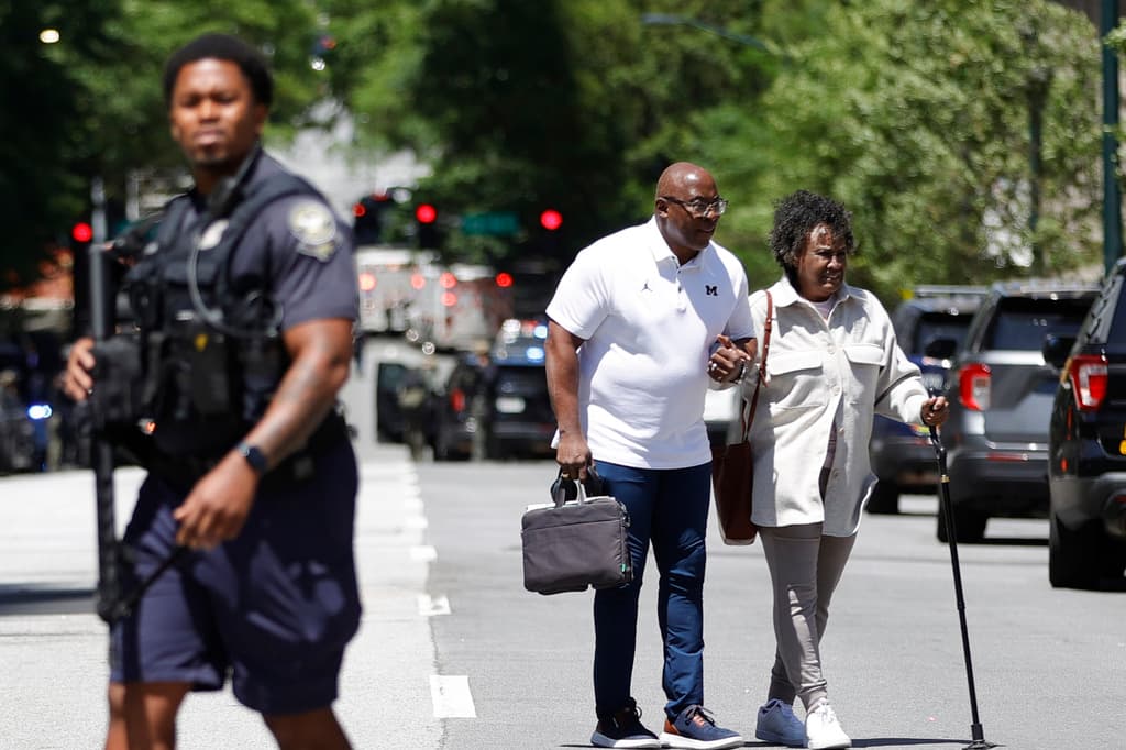 "Se pensaba que ese vehículo había sido recuperado. Sin embargo, no ha sido así. 
<b>Estamos trabajando para localizar el vehículo y determinar si está relacionado con el tiroteo de alguna manera",</b> agregó la policía.
<br>