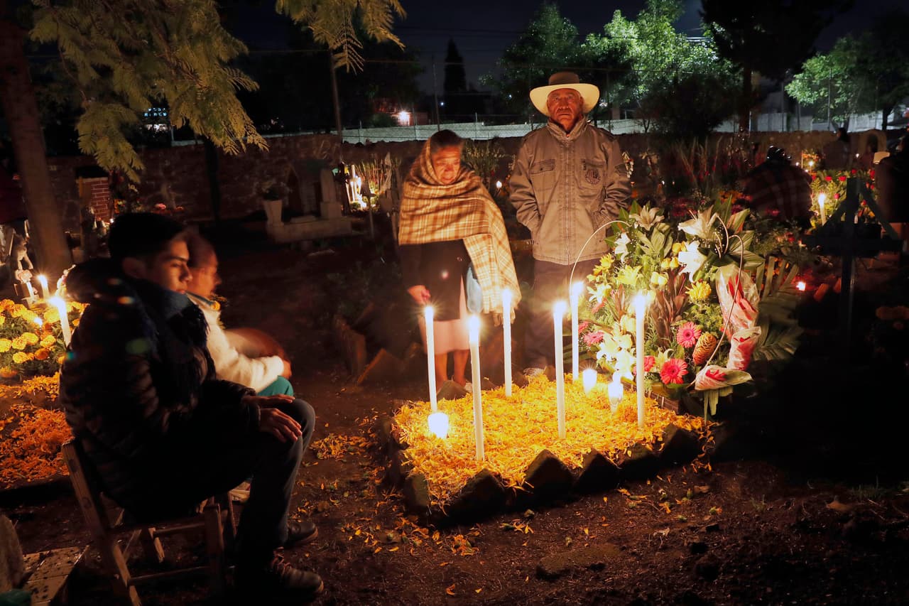Aunque las costumbres de la festividad pueden variar entre las diferentes zonas de México, todas coinciden en el reencuentro entre vivos y muertos como la esencia de la celebración más querida e importante para los mexicanos, sin importar su etnia o clase social.