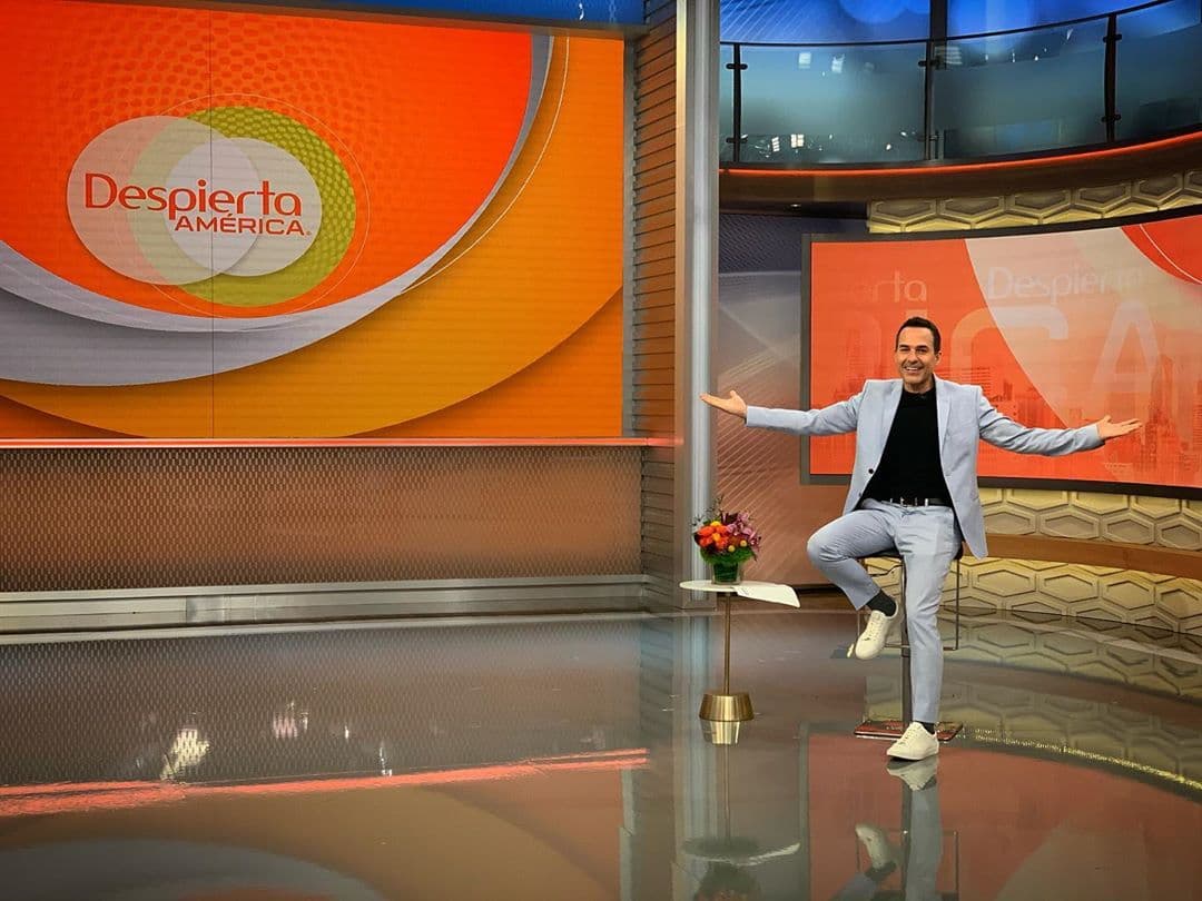 Carlitos practicando al pie de la letra el distanciamiento social, pero gozando transmitir para ti en Despierta América.