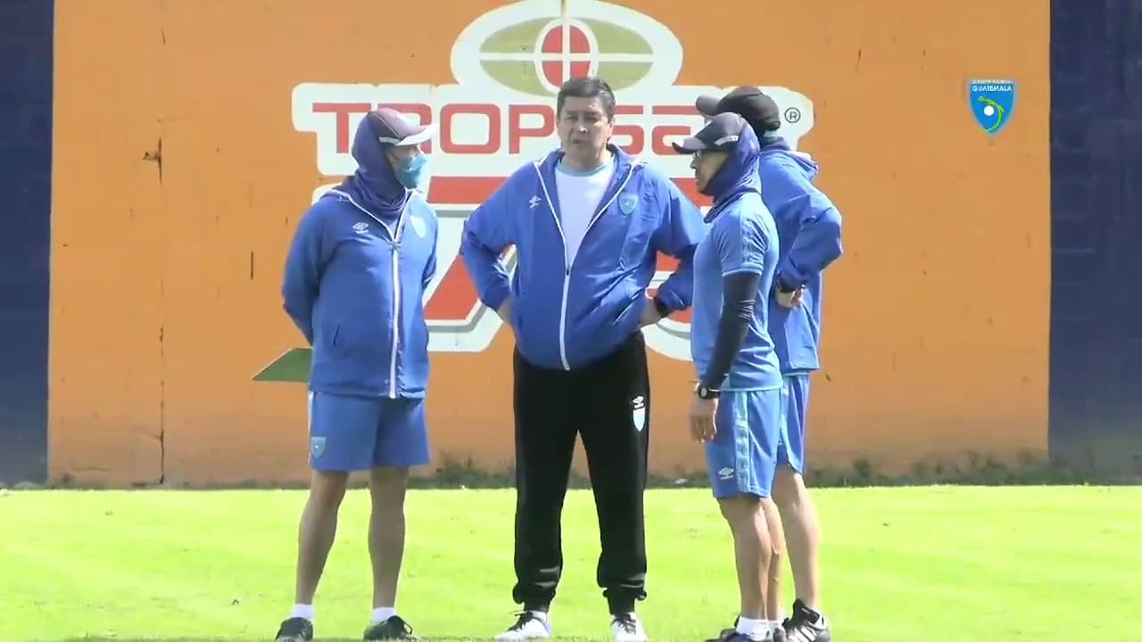 Tena presentó su primera convocatoria oficial con Guatemala