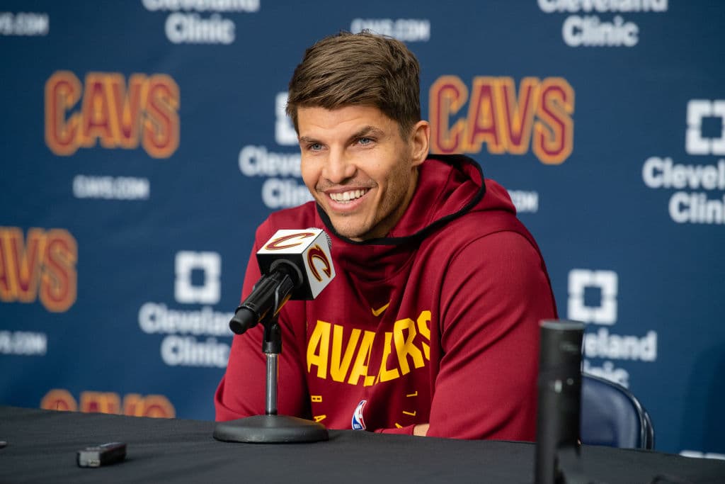 Otro jugador, dada su experiencia, quien debería tomar un rol más preponderante en 2018-19 es Kyle Korver, otrora All Star de la NBA. El veterano tirador podía ver más minutos esta campaña.