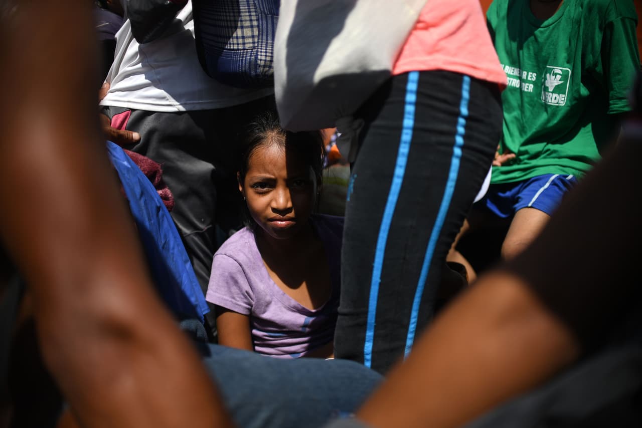 Bajo vigilancia y con un calor infernal, caravana de migrantes sigue viaje hacia Ciudad de México