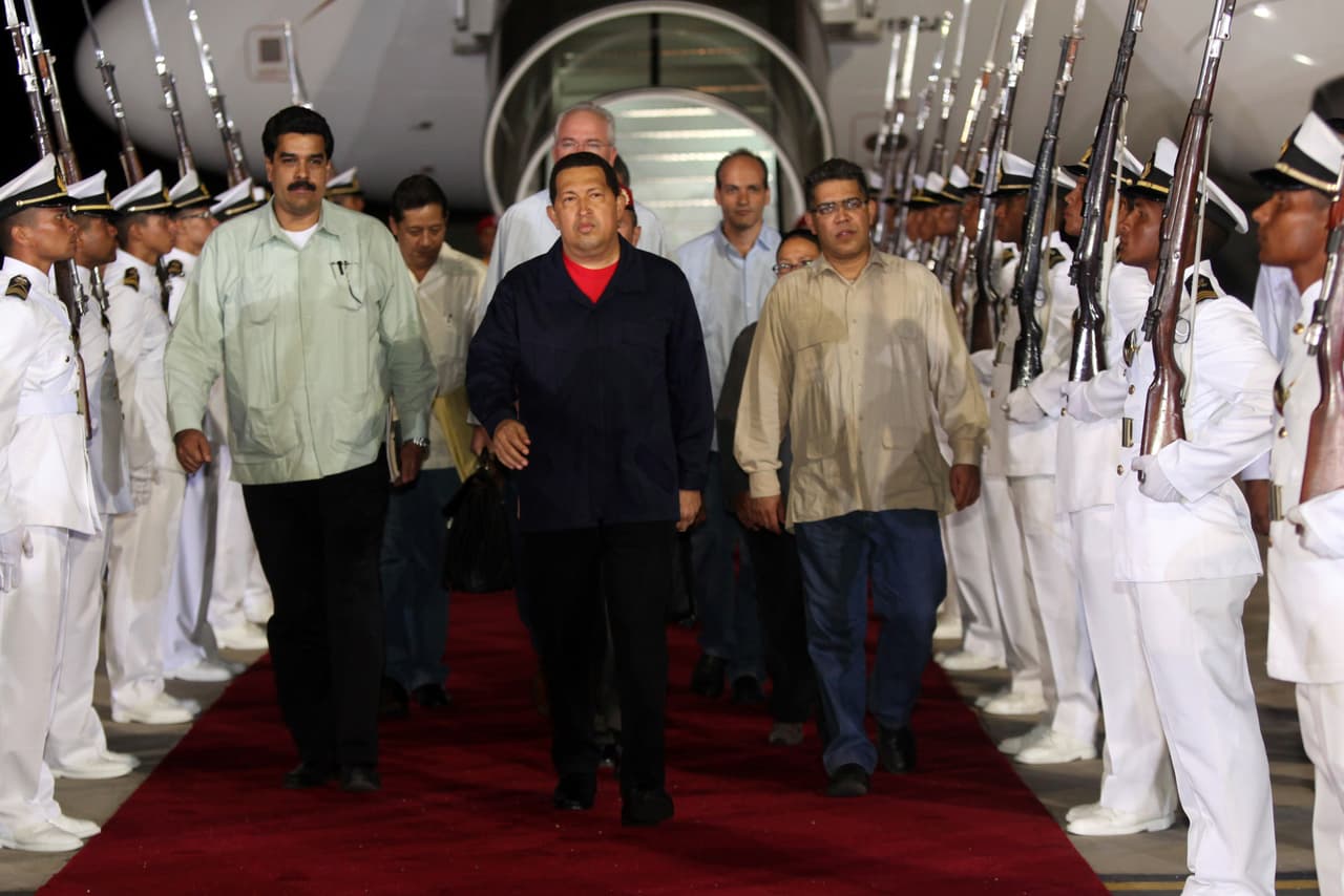 <b>La enfermedad</b>. A mediados de 2011, Hugo Chávez anuncia al país que padece un cáncer en la zona pélvica que se trataría en Cuba. La fotografía es del momento en que viaja para el tratamiento.
<br>