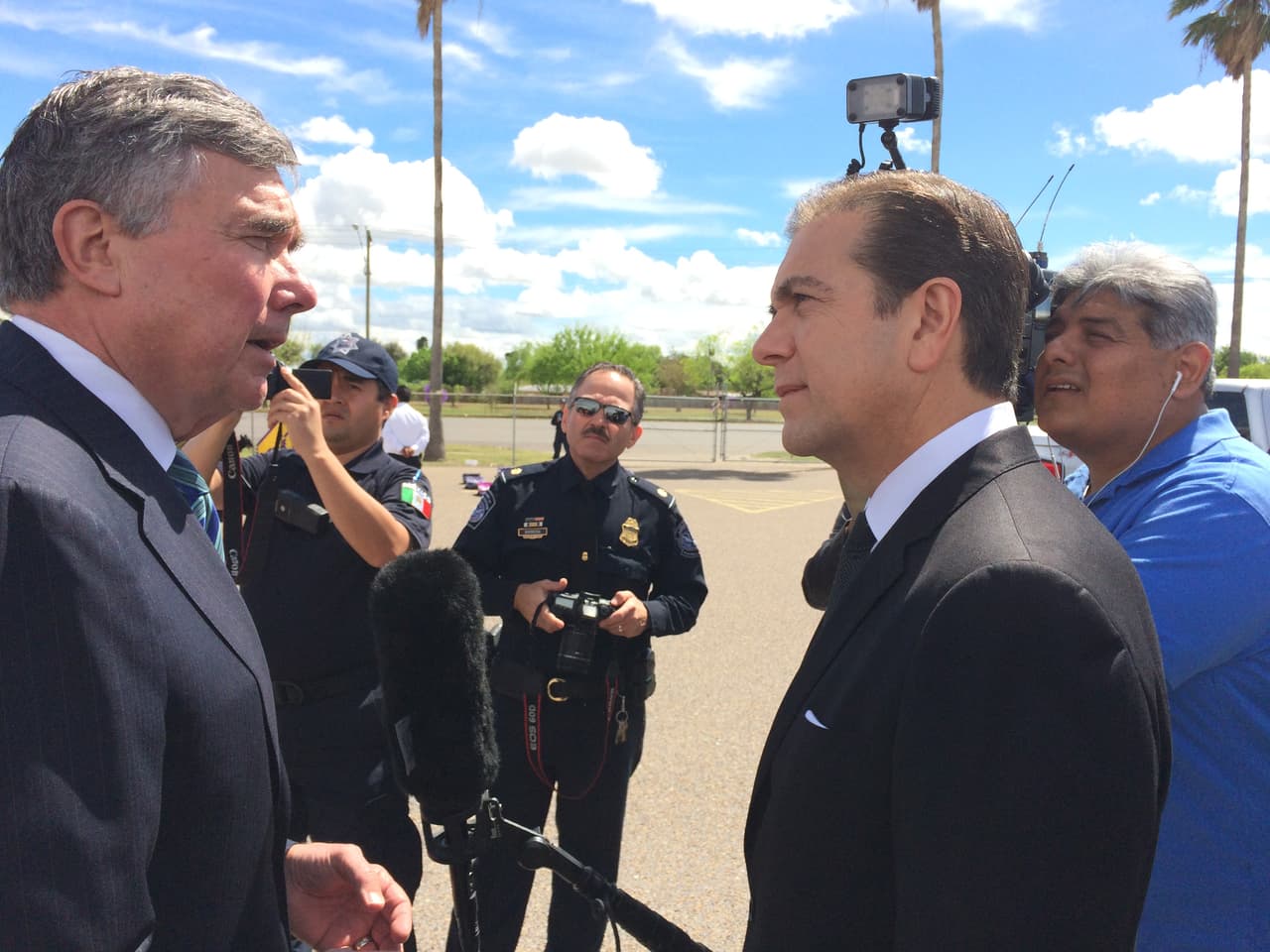 R. Gil Karlikowske, comisionado de Aduanas y Patrulla Fronteriza, explicó a los medios la importancia de encarar los temas fronterizos justo en las ciudades fronterizas y no desde Washington