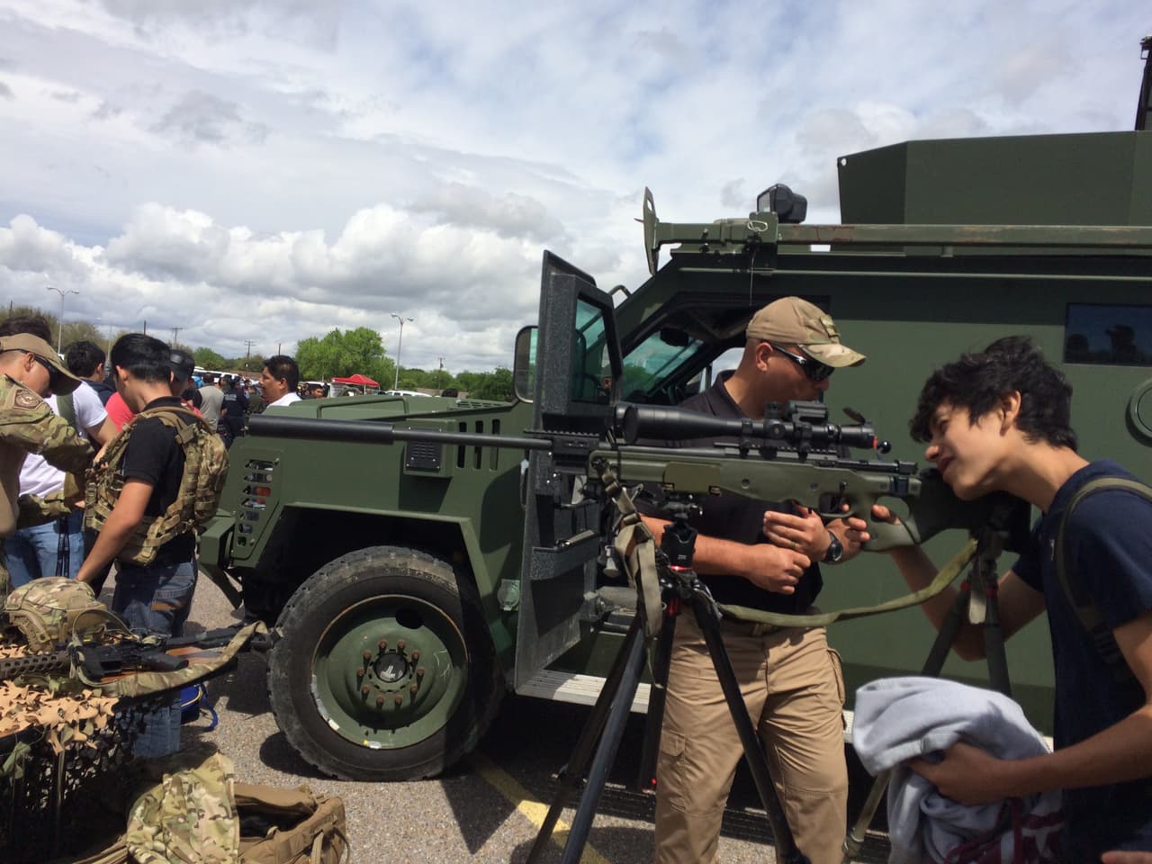 Los estudiantes de la preparatoria McAllen tuvieron acceso directo y cercano a las poderosas armas con las que cuida la frontera