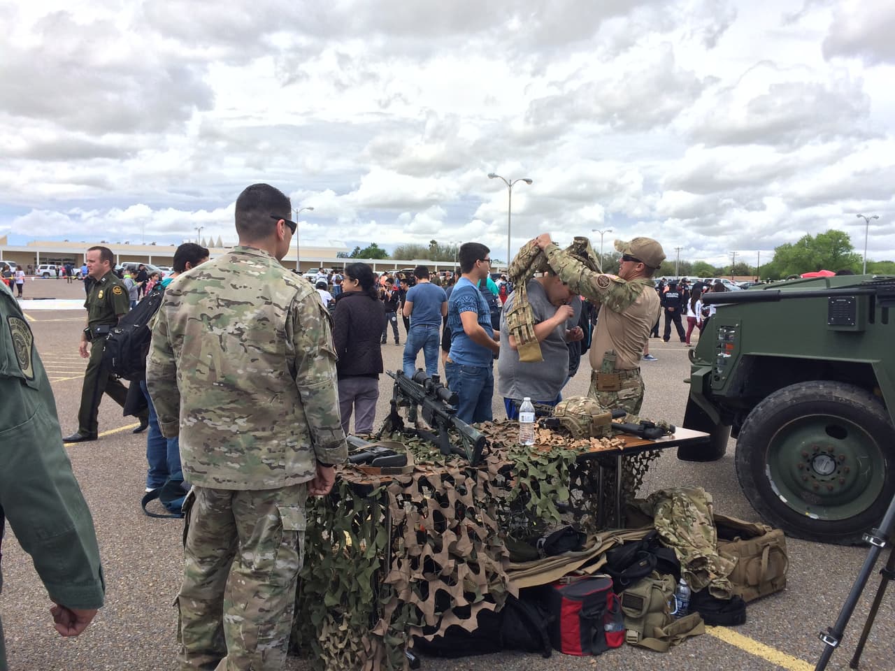 Estudiantes de la preparatoria McAllen tuvieron oportunidad de compartir con agentes de la patrulla fronteriza y hasta probarse atuendos de uso exclusivo de la patrulla fronteriza