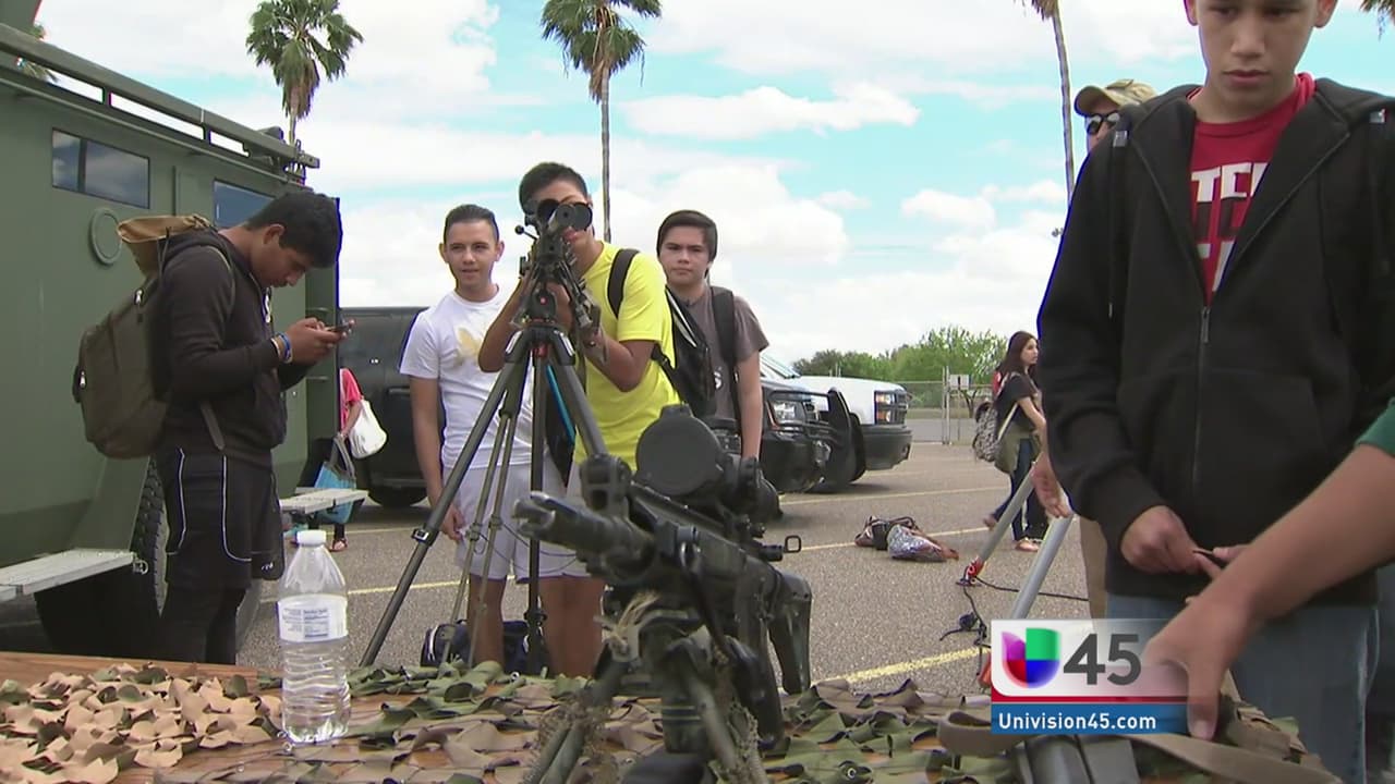 Estudiantes de la preparatoria McAllen, lugar donde se realizó el encuentro binacional sobre comunidades fronterizas más seguras, pudieron apreciar de cerca las armas con las que se protege la frontera.