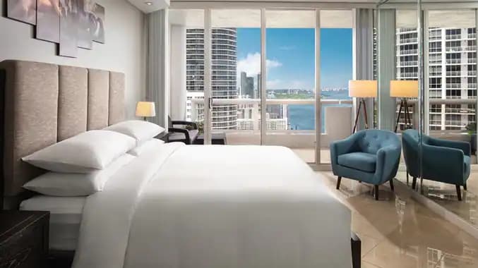 El intérprete de Torero creó junto a su esposa, Marina Elizabeth Figueroa, y su cuñada, Anna Maronese,
<a href="https://elpais.com/pandora-papers/2021-10-05/desde-alejandra-guzman-hasta-chayanne-los-famosos-latinoamericanos-en-los-papeles-de-pandora.html" target="_blank">una compañía llamada Eloisa Investments LLC</a>. A través de ésta, se hizo de un lujoso departamento valuado en 500 mil dólares en el residencial Hilton Grand Hotel (en la Bahía Vizcaína de Miami).Además, es apoderado de una sociedad panameña creada en el 2001 y llamada Fentress International S.A.