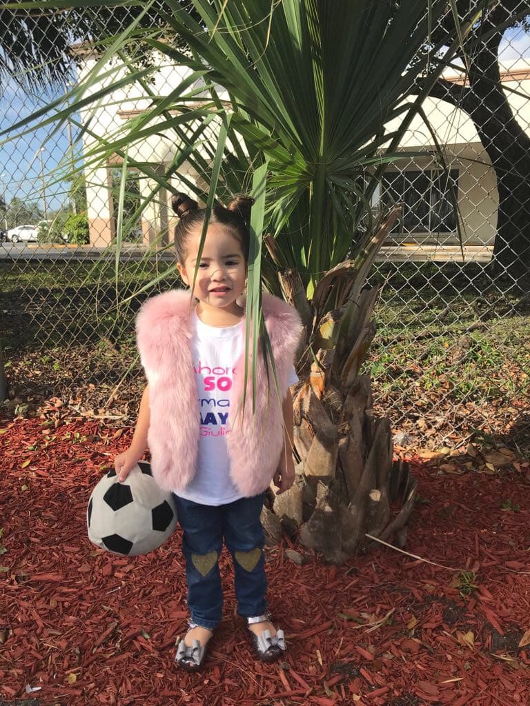 Instantes antes de salir a dar el anuncio, Giulietta se divertía detrás de cámaras.