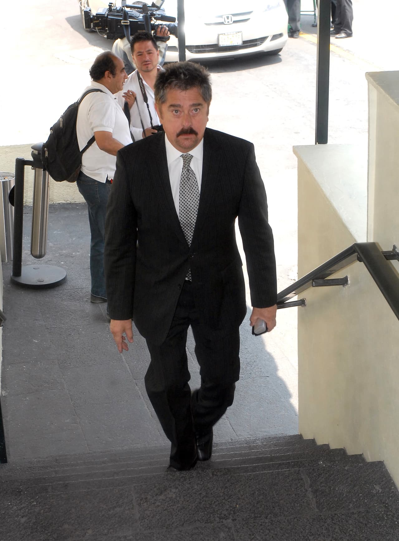 El primer actor, recordado por melodramas como 
<b><a href="https://www.univision.com/tlnovelas/una-historia-de-amor-con-cadenas-de-amargura-fotos#7fa677af0000" target="_blank">Cadenas de Amargura</a></b> y
<b> <a href="https://www.univision.com/shows/amor-bravio" target="_blank">Amor Bravío</a></b>, falleció el domingo 12 de julio tras una semana de haber estado hospitalizado en la Ciudad de México por 
<b><a href="https://www.univision.com/famosos/raymundo-capetillo-y-mauricio-herrera-los-nuevos-casos-de-famosos-con-coronavirus-fotos" target="_blank">síntomas de coronavirus. </a></b>
<br>