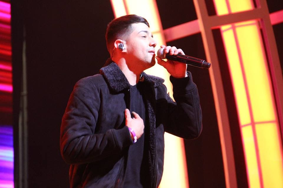 Luis Coronel, como todo un profesional, acudió muy puntual a su ensayo. El cantante es de los intérpretes más esperados del evento.