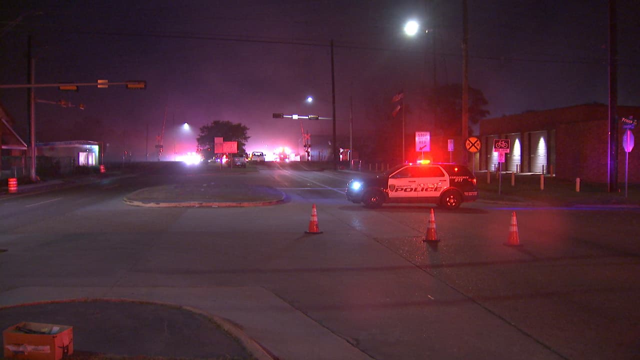 El jefe de bomberos pidió a la comunidad mantener una distancia de media milla como medida de precaución.