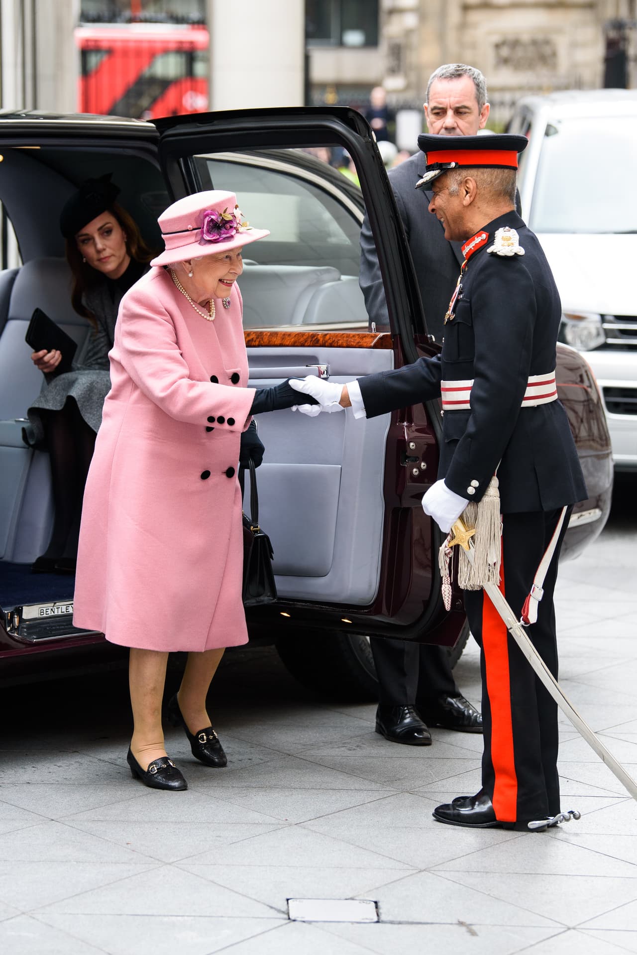 La duquesa de Cambridge y la monarca británica llegaron juntas en la limusina Bentley color vinotinto que la reina usa con frecuencia. En el sitio eran esperadas por una multitud que se congregó para verlas.