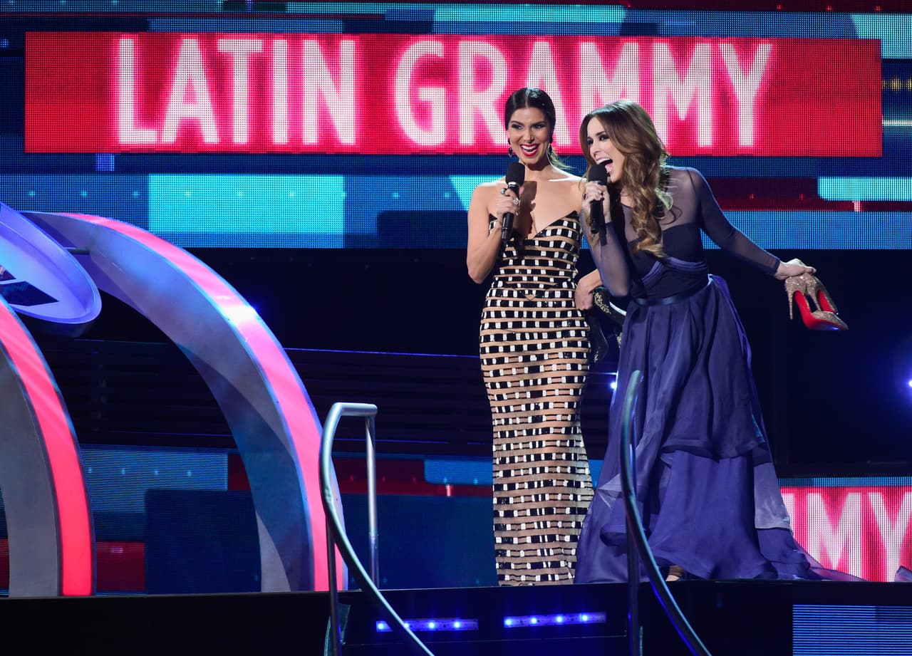 Bromeando sobre el escenario.