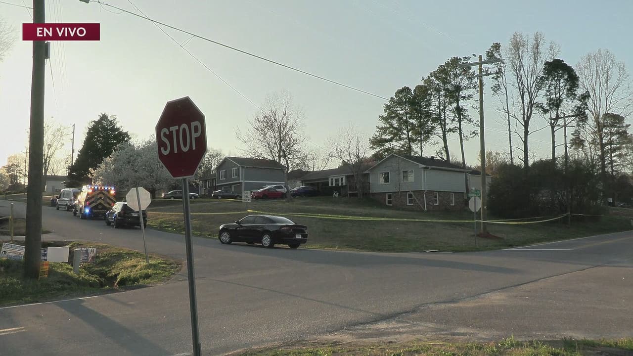 Las autoridades recibieron la llamada de emergencia aproximadamente a las 5:00 a.m. en el 300 Tidwell Circle, en Alpharetta. A su llegada, encontraron a los fallecidos y al menor herido.