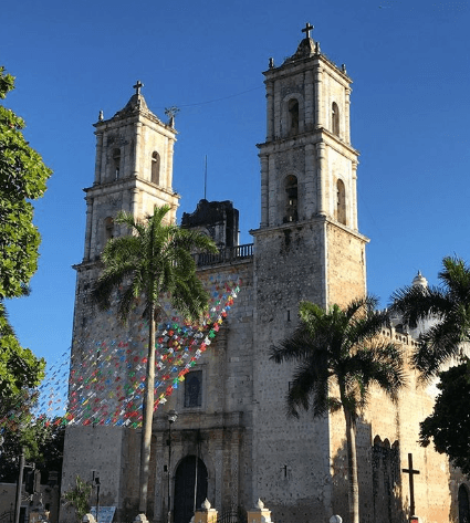 También se dio tiempo para pueblear y mostró la bella iglesia de Valladolid en Yucatán.