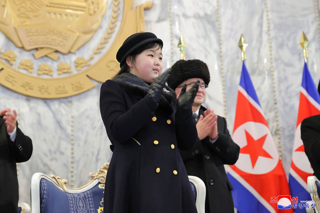 Los analistas dicen que la decisión de Kim de llevar a su hija a eventos públicos relacionados con su ejército es una manera de recordarle al mundo que no tiene intenciones de entregar voluntariamente sus armas nucleares, que aparentemente ve como la garantía más fuerte de su supervivencia y la extensión del gobierno dinástico de su familia.