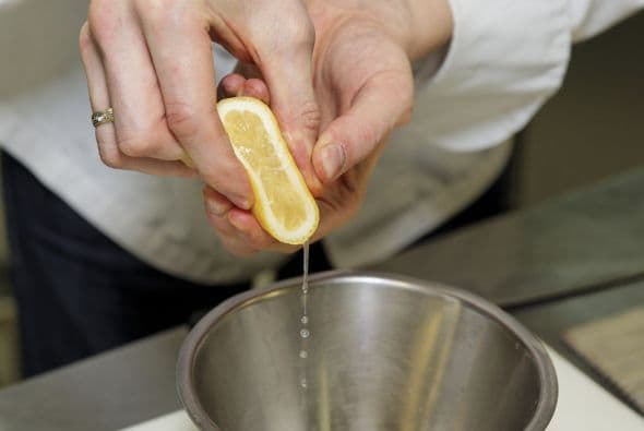 Lava la cebolla bajo el grifo, escúrrela y condiméntala con abundante lima y cilantro.