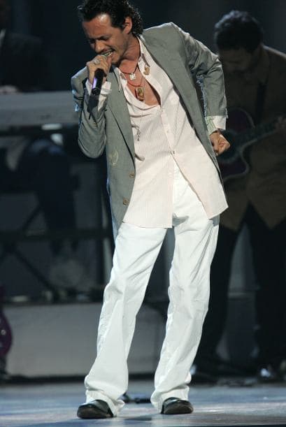 Pero la pasión que le pone al interpretarlos, hace pensar que ha vivido cada letra de sus temas.