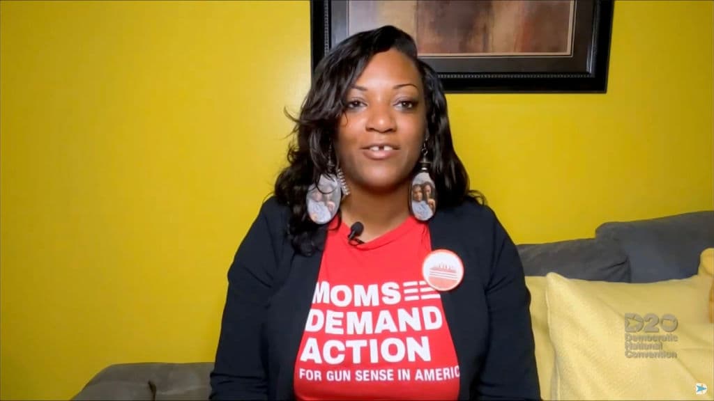 DeAndra Dycus, madre de un niño que a los 13 años quedó cuadrapléjico por una bala perdida, se pronuncia durante la Convención Demócrata a favor de un mayor control al porte de armas de fuego. "Mi Dre no puede hablar. No puede caminar. Sé que me reconoce porque sonríe cuando entro a su cuarto, pero no estoy segura si sabe que su vida cambió por un balazo”, dijo Dycus.