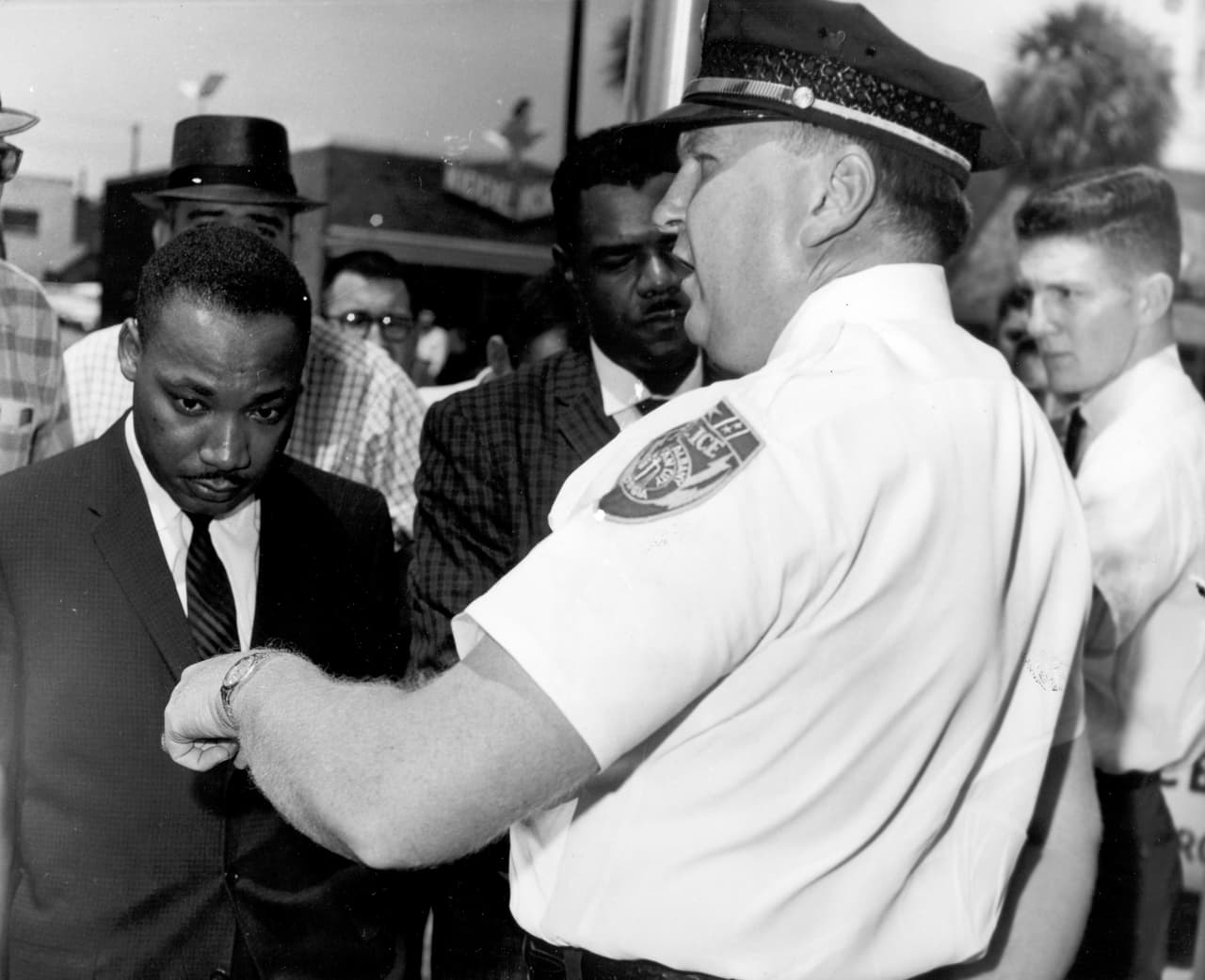 <b>Campaña contra la segregación en Albany (Georgia, 1962)</b>
<br>
<br>A comienzos de la década de 1960 King Jr. ya era reconocido como un líder nacional por los derechos de los afroestadounidenses. Se unió a un movimiento local no violento contra la segregación en Albany y en una de las múltiples protestas resultó arrestado.
<br>
<br>Fue condenado a 45 días de prisión o a pagar 178 dólares de multa. Eligió la cárcel, pero fue discretamente liberado a los tres días por el jefe de policía Laurie Pritchett (junto a King en la fotografía). Al al año siguiente la ciudad anularía todas sus leyes segregacionistas.