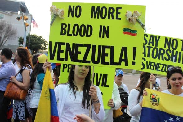A cantos y gritos pidieron paz y libertad en la calle Westheimer, una de las más transitadas de Houston. 