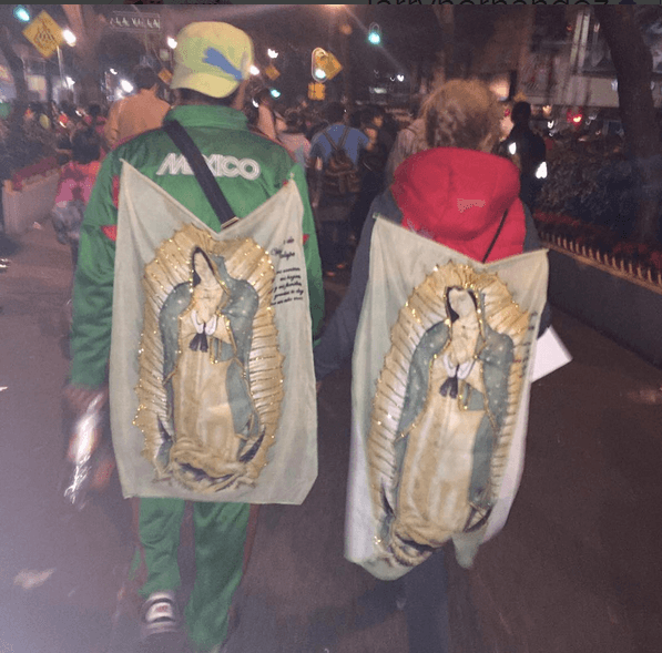 Larry aprovechó sus redes sociales para compartir una foto en la que se ven un par de fieles caminando hacia La Villa.