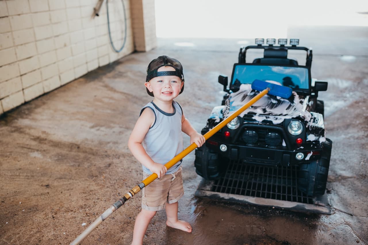Después se dirigió a limpiar el jeep.