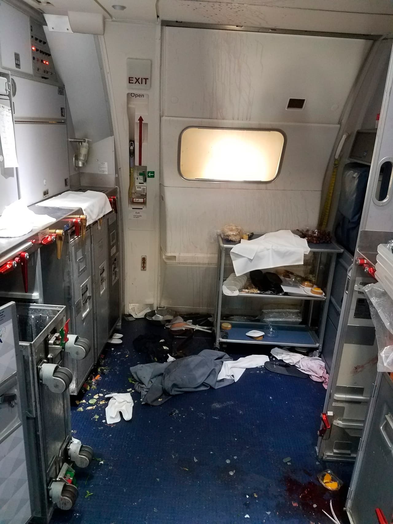 Arrestan a un hombre que intentó abrir la puerta del avión en un vuelo de Delta con 221 pasajeros