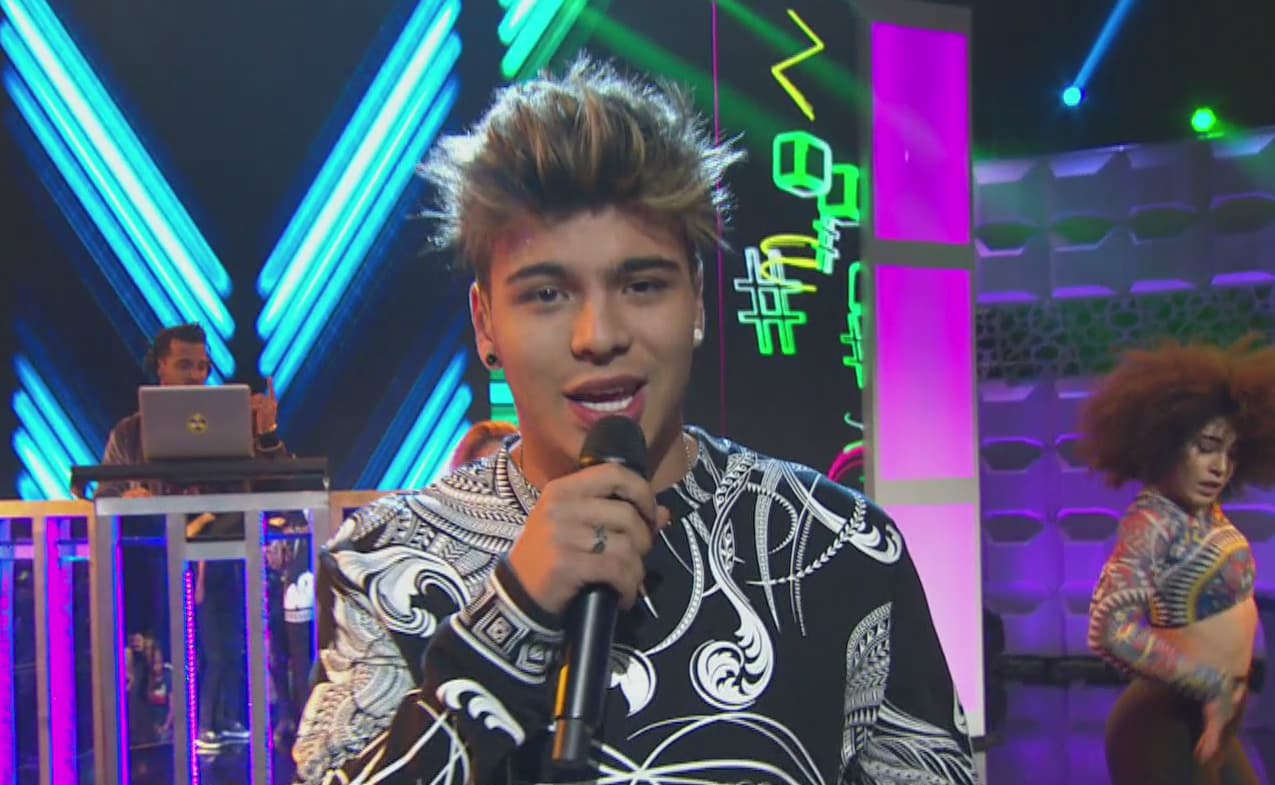 El influencer Sebastián Villalobos debutó como cantante en el escenario de Teletón USA 2018.