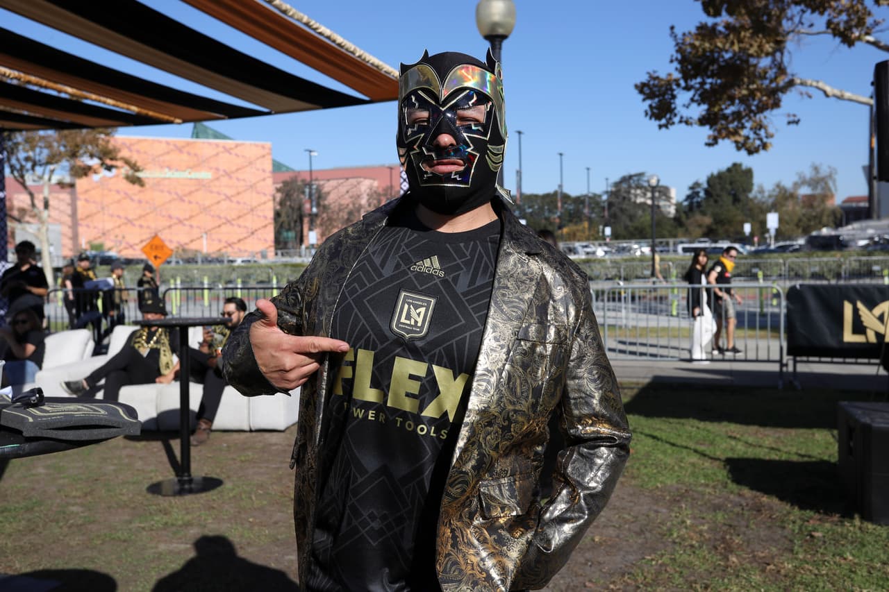 O este, que luce algo amenazante, pero es tan aficionado al fútbol como cualquiera.
<br>