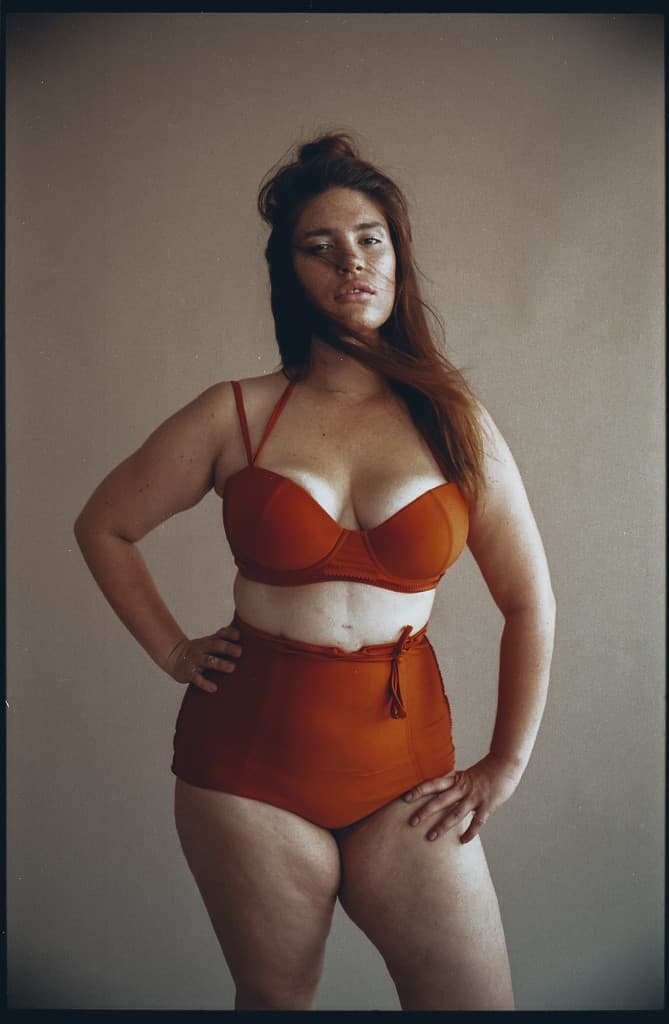 La modelo Clementine Desseaux participó este año en la campaña
<a href="http://www.vogue.com/13471042/all-woman-project-body-diversity-in-fashion/">All Women Project</a>, una serie de fotografías de mujeres que reflejaban la normalidad y naturalidad de diferentes cuerpos. Mujeres con talla grande, tallas pequeñas, poco pecho, grandes curvas.