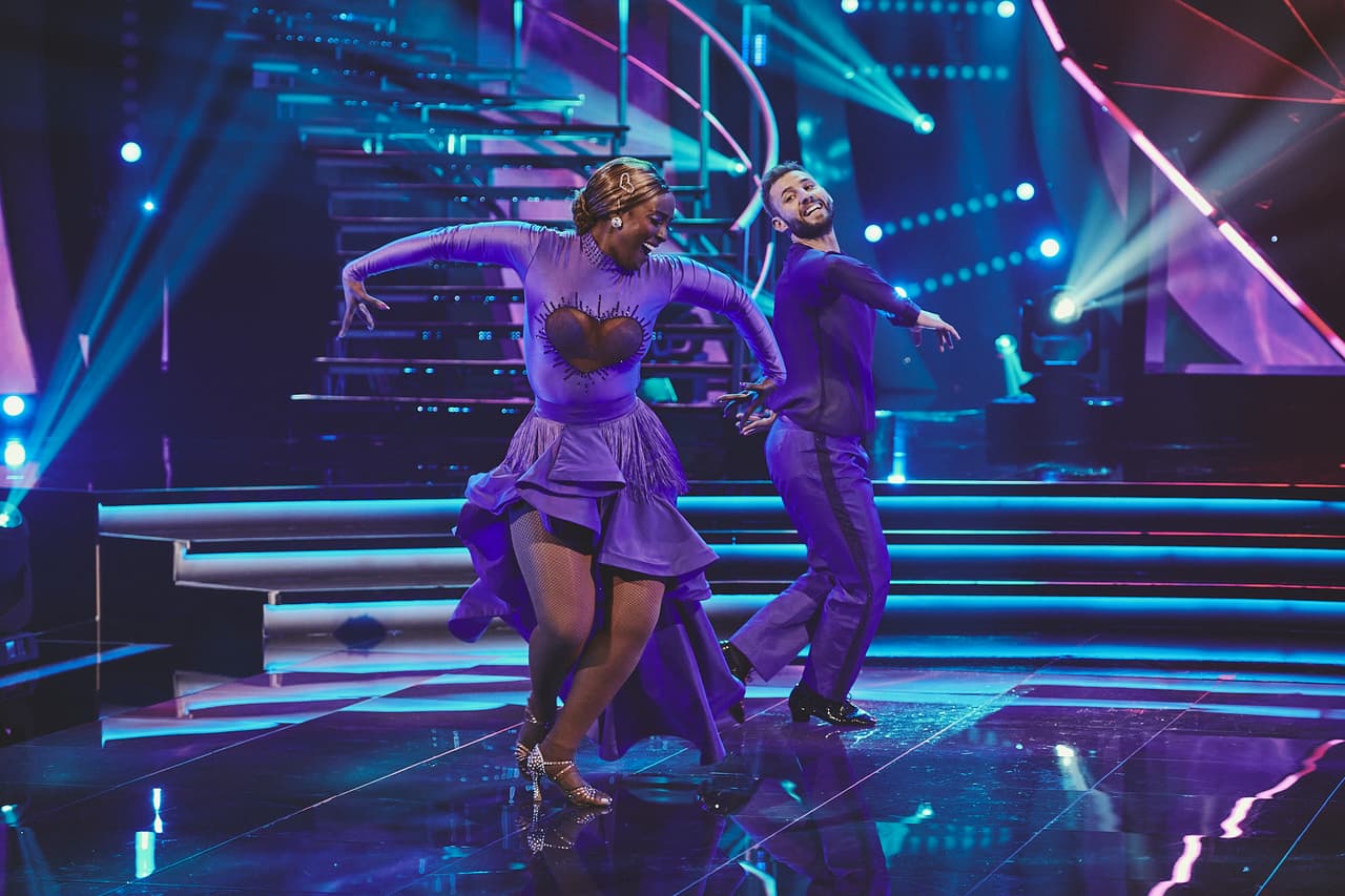 <h2 class="cms-H2-H2">Cuarta Gala: Amara ‘La Negra’</h2>
<br>
<br>La dominicana fue la primera participante en poner de pie al público, compañeros y jueces, tras bailar una combinación de samba y flamenco con el tema 'Corazón Partío'.
<br>