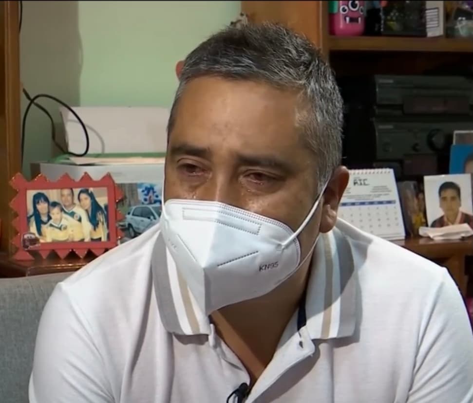 Lo que empezó con una pequeña molestia en sus ojos, en poco más de 5 horas terminó con un diagnóstico médico de ceguera causado por el 
<a href="https://www.univision.com/temas/coronavirus">covid-19</a> que terminó por derrumbar al colombiano Alexander Páez, 
<b>quien a los 47 años ha tenido que ir adaptándose a vivir en las tinieblas. </b>
<br>